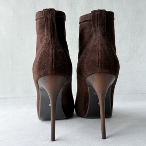 Heels finished in a wood-effect color