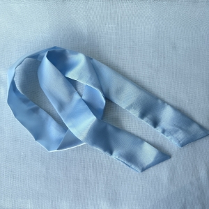 Błękitna Apaszka damska wąska do włosów, na szyję i do torebki 4,5 × 109 cm