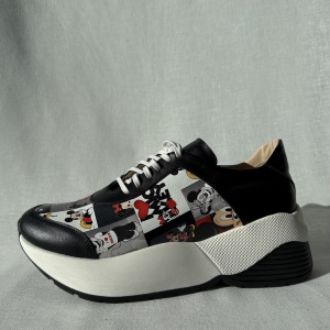 Damskie sneakersy ze skóry naturalnej czarne z kolorowym wzorem